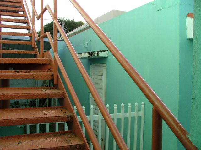 stairsandentryintogarage.jpg